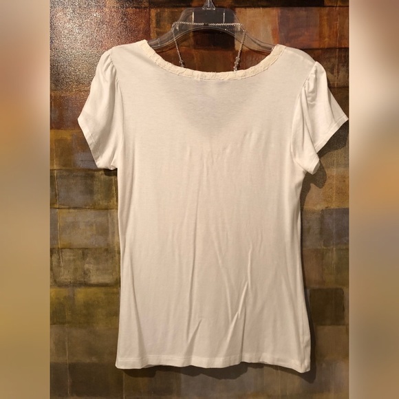 BANANA REPUBLIC White SS V-Neck Top With Lace Trim - Picture 2 of 6